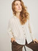 Modelbillede med One Two Luxzuz Chalina cream Skjorte