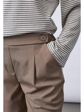 Sisters Point Viksa crop sand buks