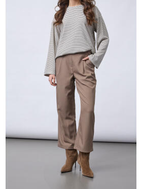 Sisters Point Viksa crop sand buks